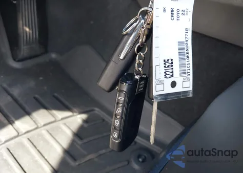 2022 Toyota Camry Le z USA, uszkodzony, nr VIN 4T1C11AK6NU047710